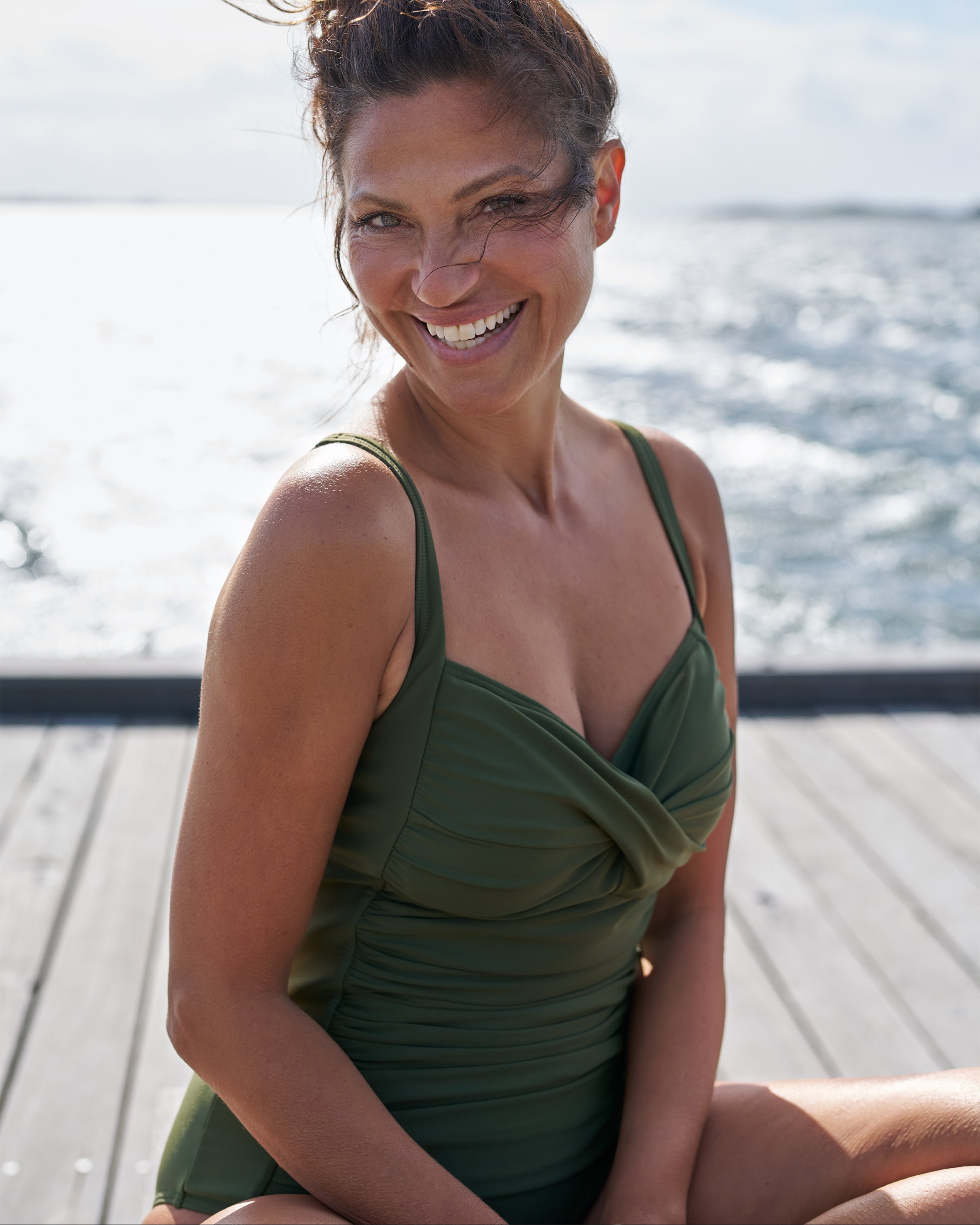 Argentina swimsuit i farven riffle green på model