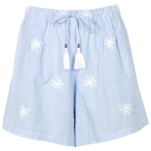 Stribede strandshorts i lyseblå og hvid med broderede blomster og bindebånd i taljen 