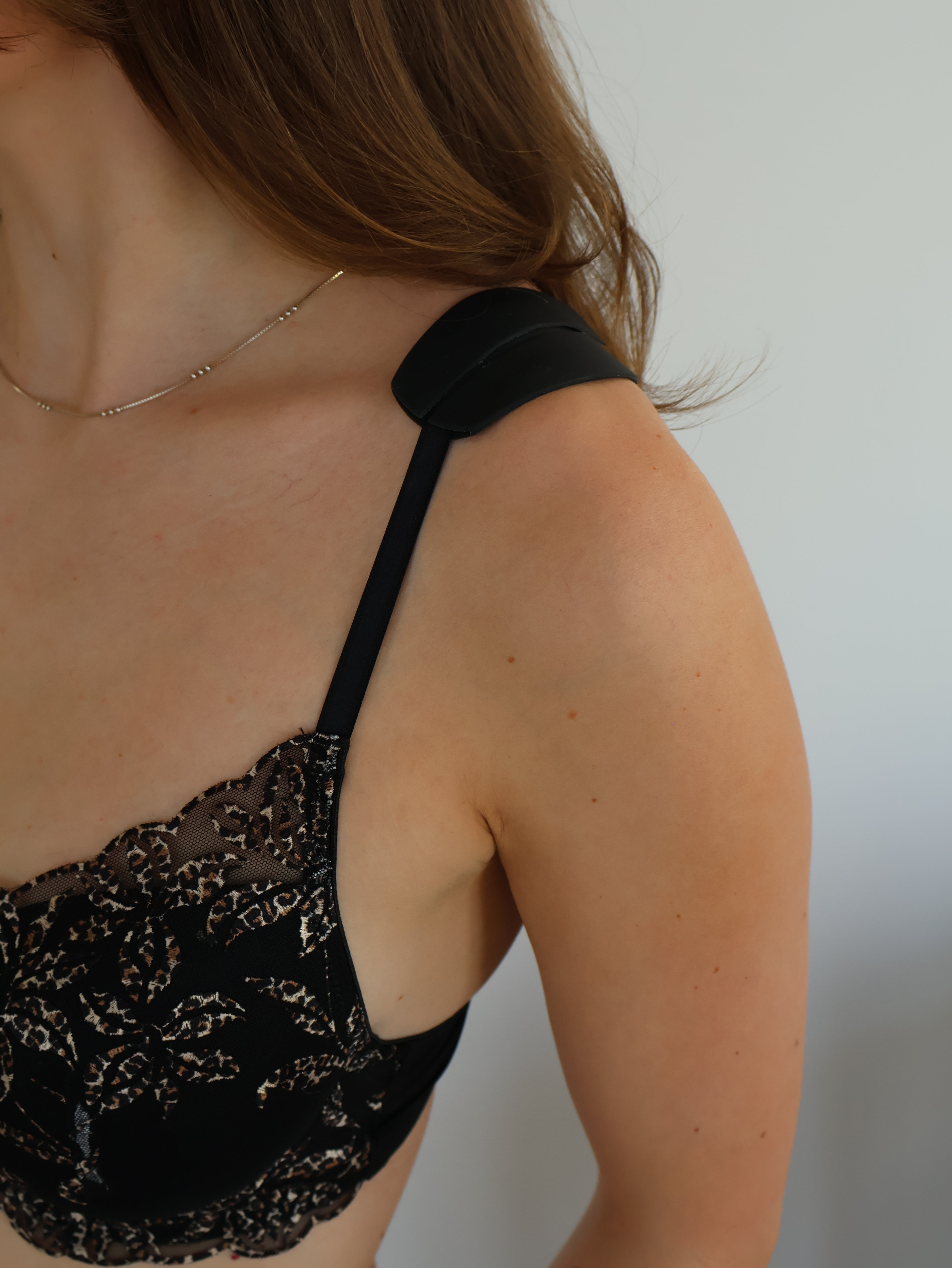 Shoulder support pad på model