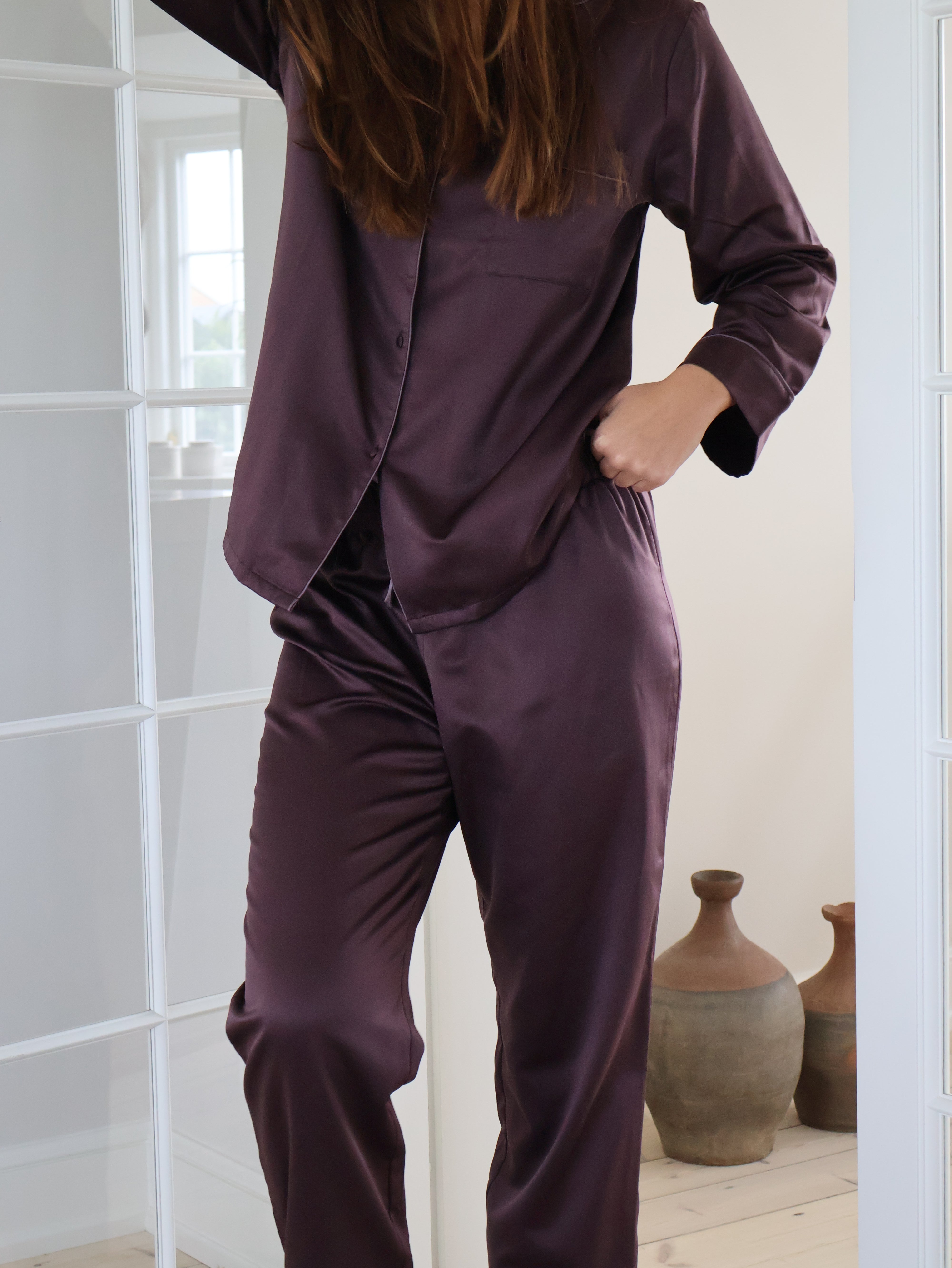 Leo sateen pyjamas på model 