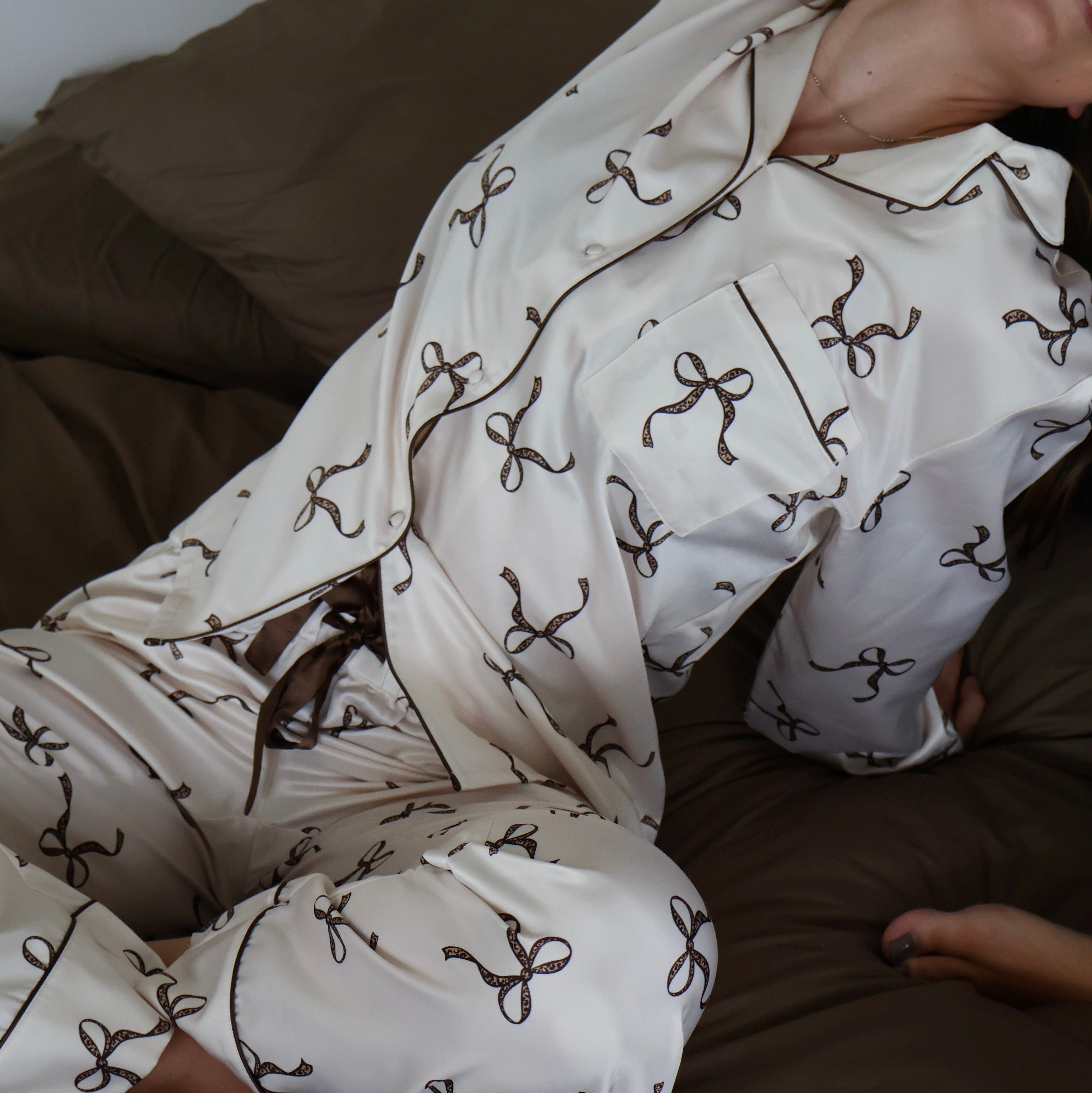 Leo sateen pyjamas på model