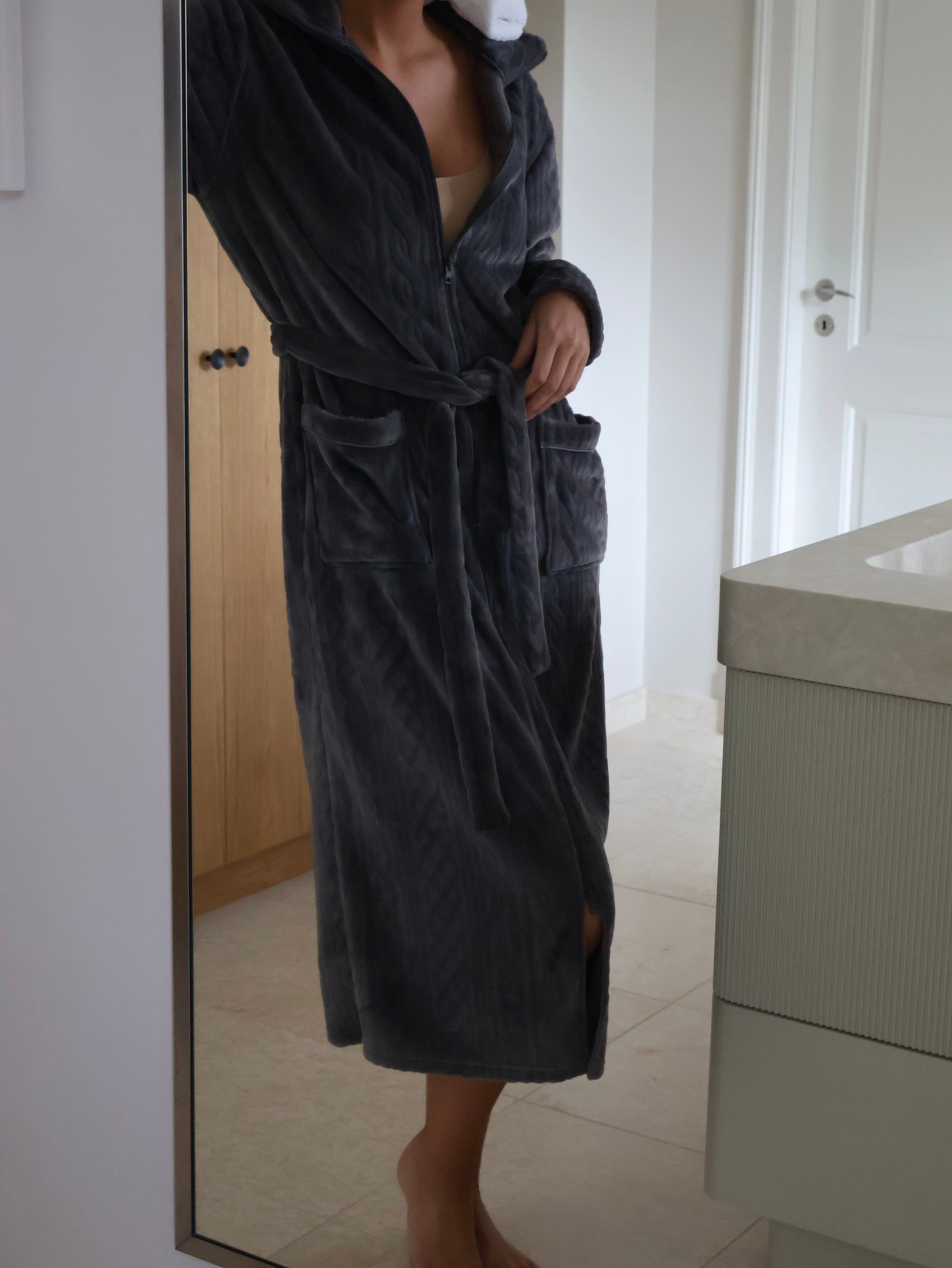 Farah robe magnet på model