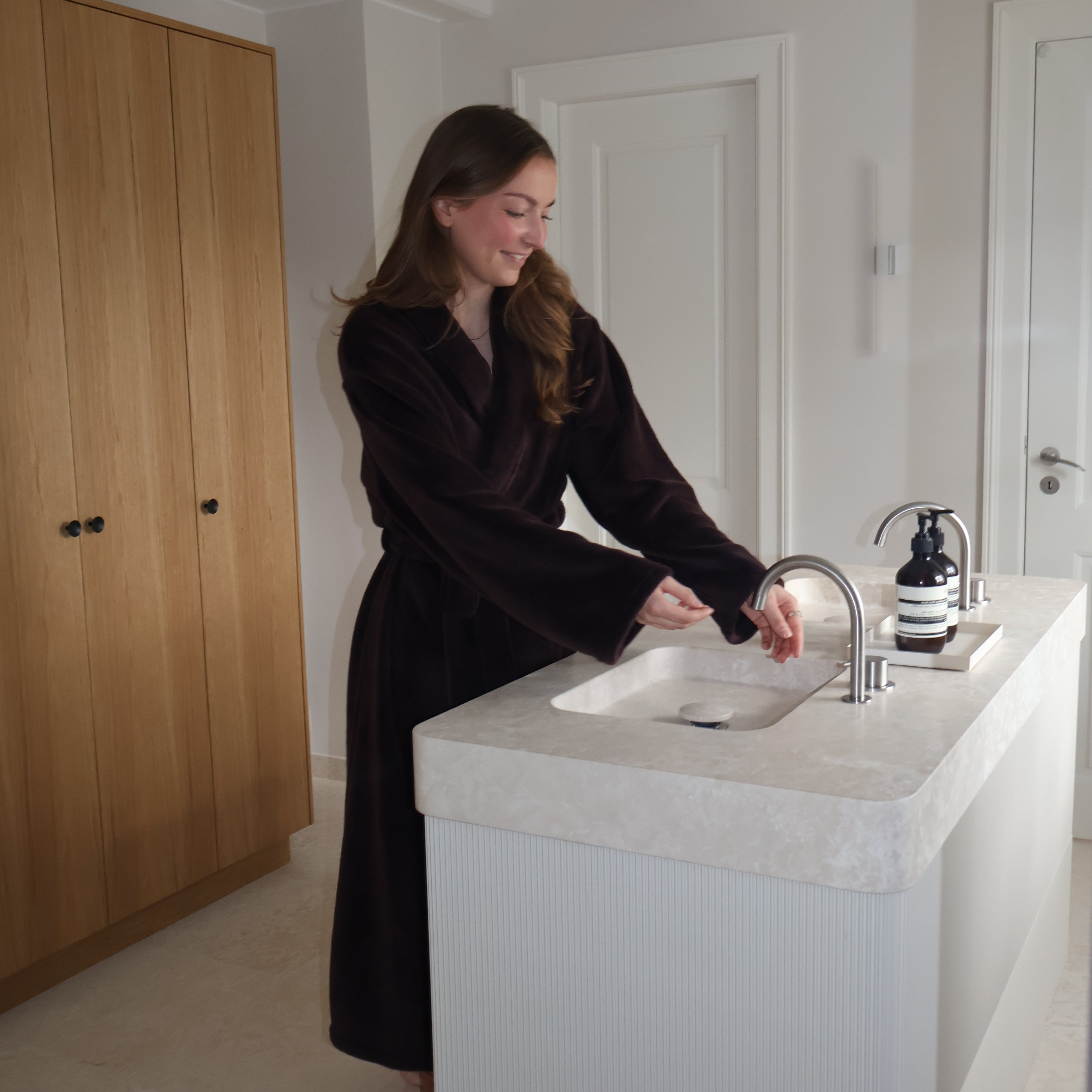 Cornflocker fleece robe på model