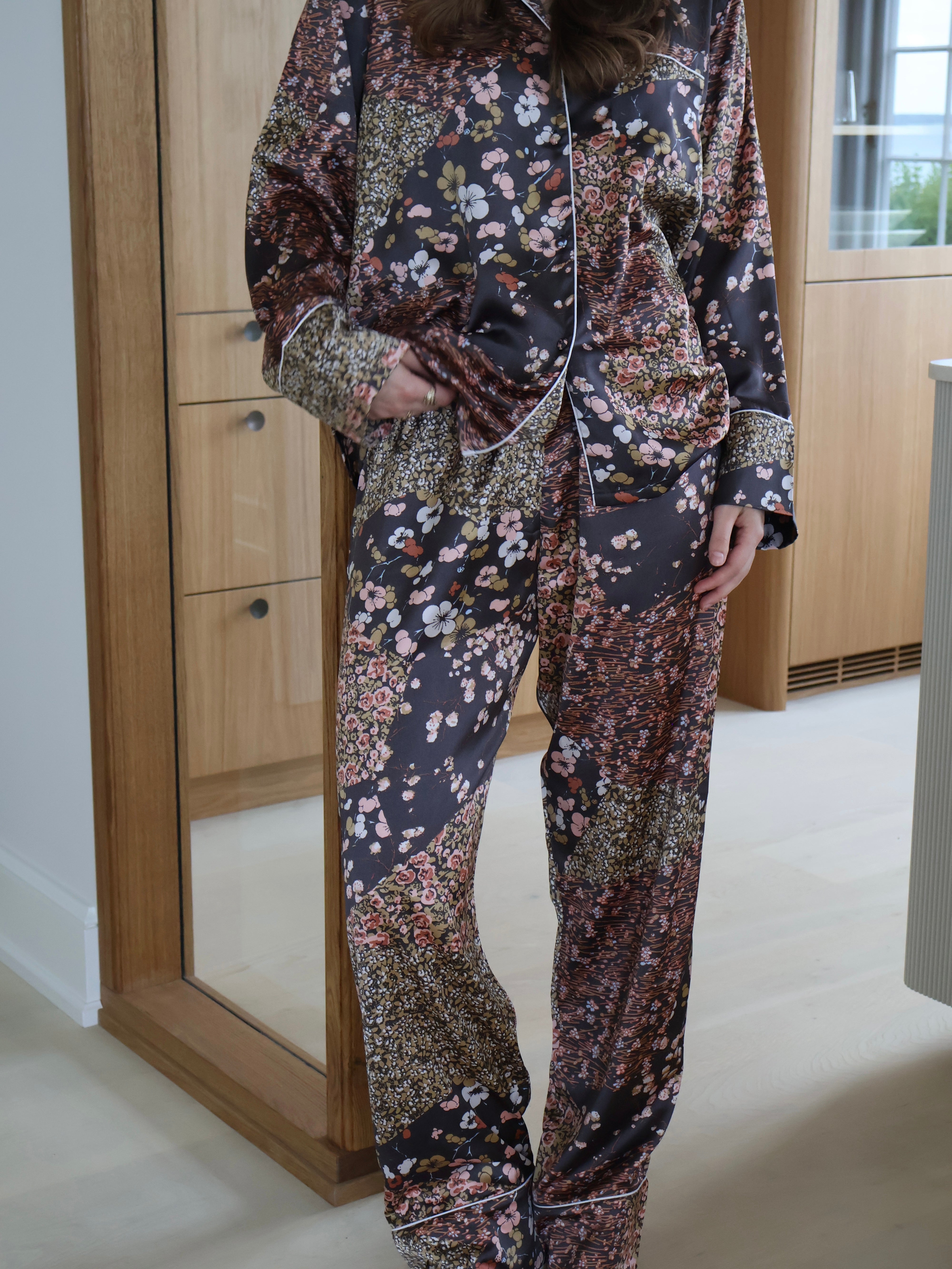 Lion pyjamas på model